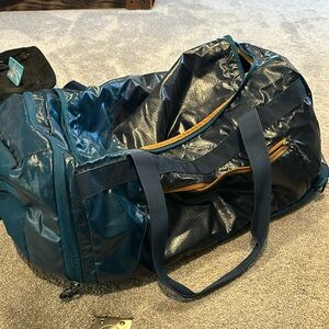 Huge duffle bag that converts to backpack